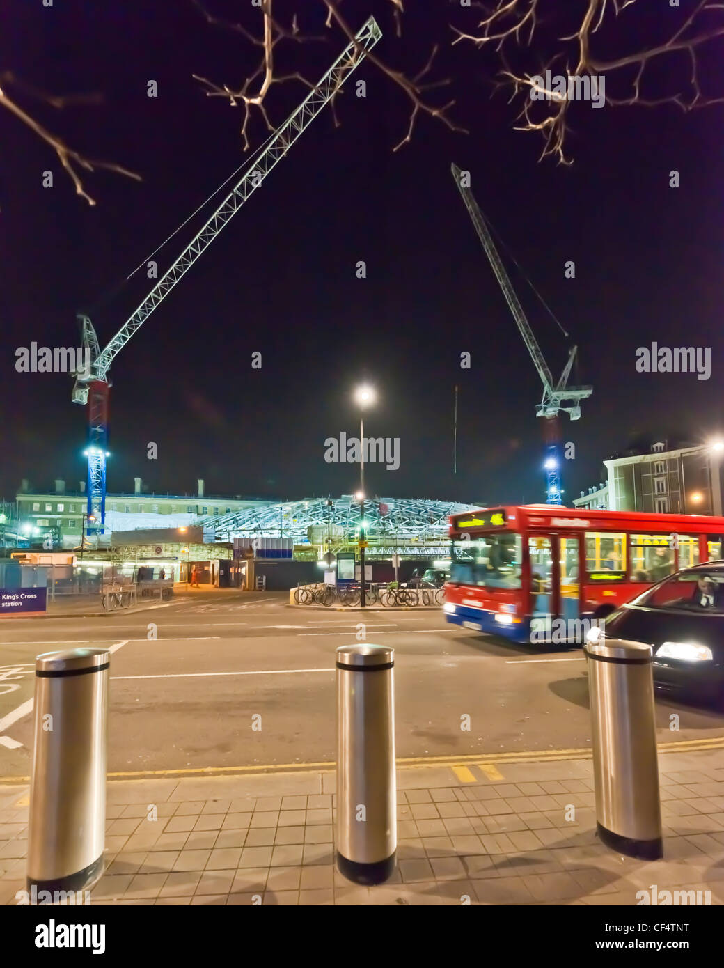 Vue de la nuit de la construction du treillis-travail d'acier du nouveau complexe de la gare de Kings Cross. Banque D'Images