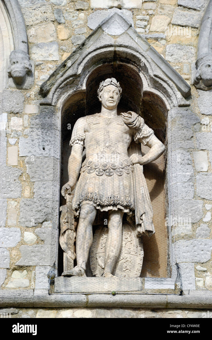 Une statue de George III à la Romaine au-dessus de la robe, un bâtiment Bargate Norman à Southampton qui faisait autrefois partie de l'ec fortifiée Banque D'Images