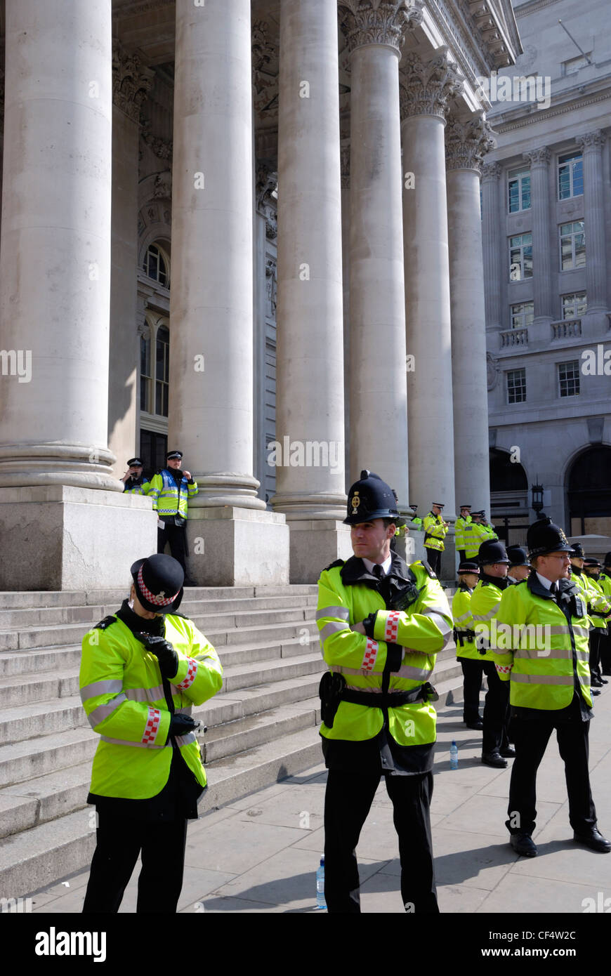 Le Royal Exchange la police garde pendant le G20 des manifestations dans la ville de Londres. Banque D'Images