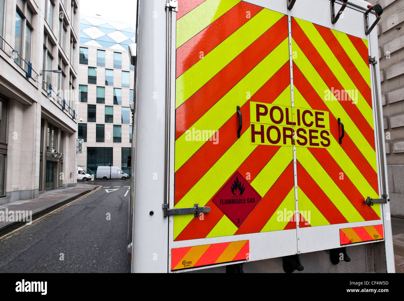 L'arrière du Horesebox La Police avec des chevrons jaunes et rouges, à l'extérieur du poste de police de la rue du bois. Banque D'Images