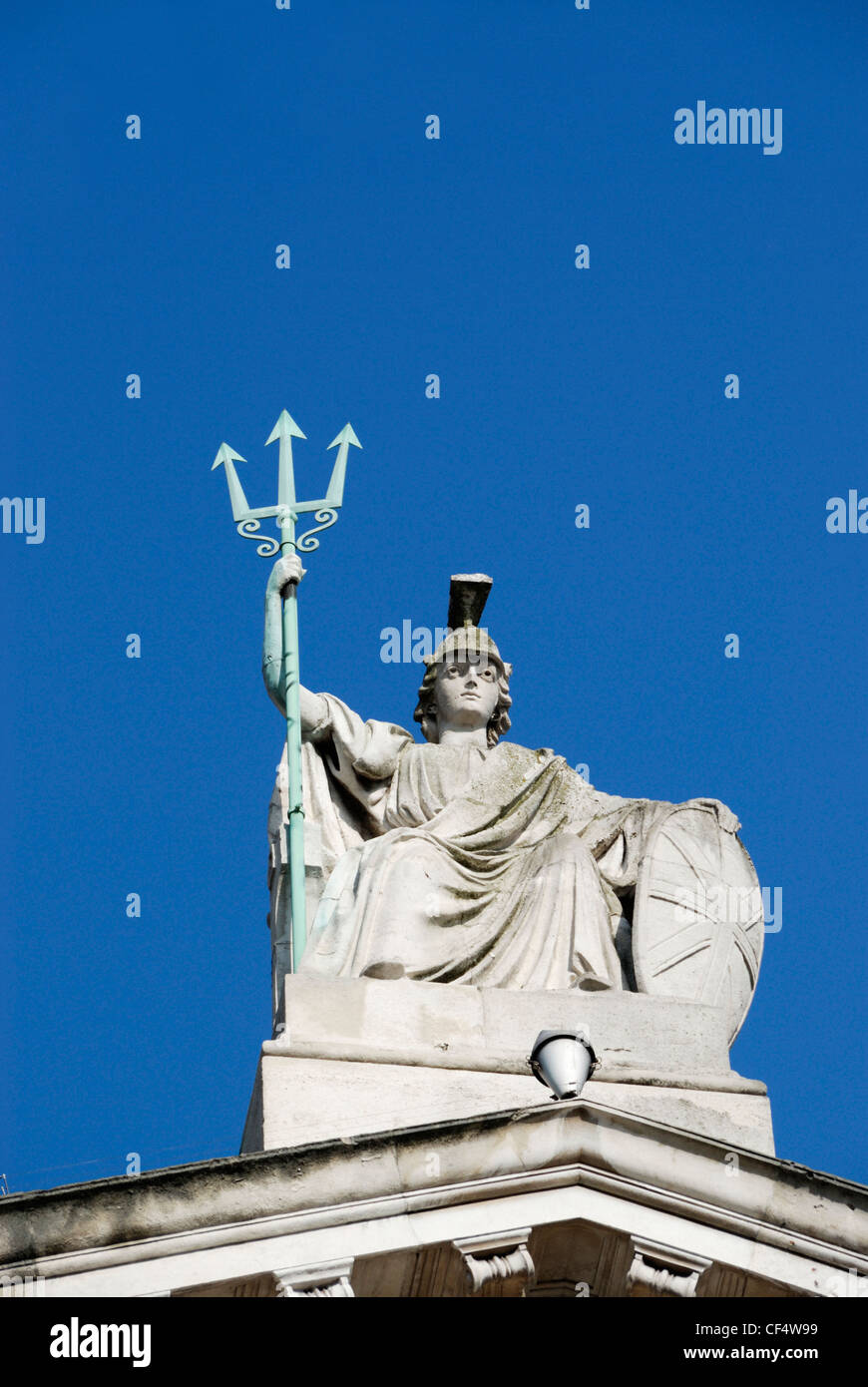 Statue de Britannia sur le dessus de la galerie d'art Tate Britain. Banque D'Images
