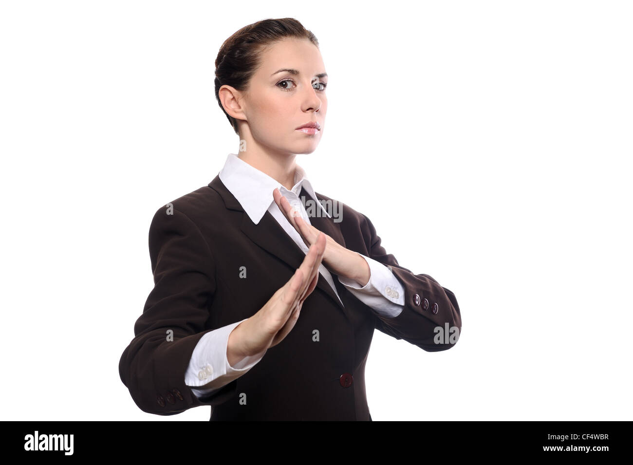 Karate business woman en défense posent isolé sur fond blanc Banque D'Images