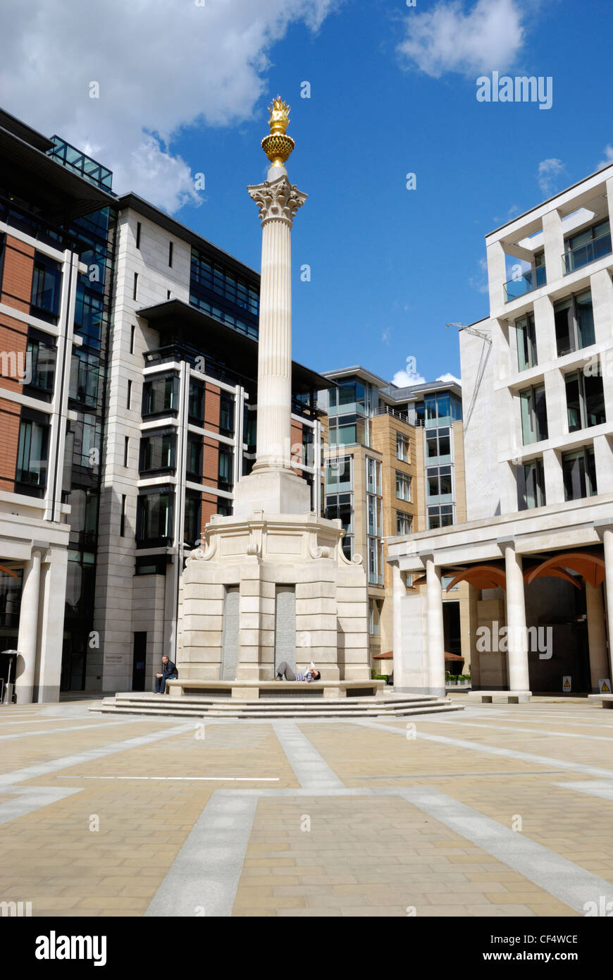 Vue de la place Paternoster Square Paternoster montrant la colonne et immeubles de bureaux modernes. Banque D'Images