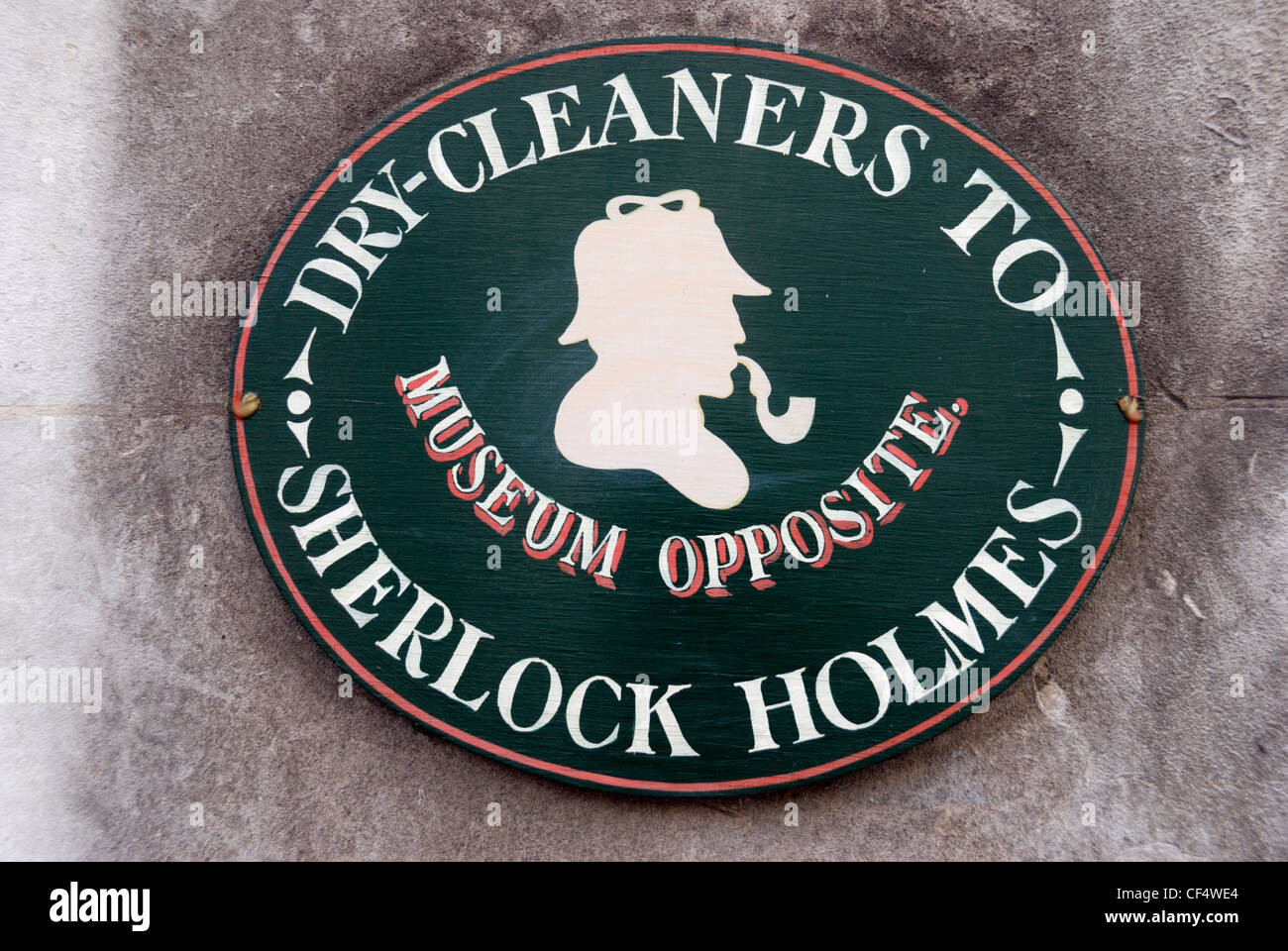 Les nettoyeurs à sec à Sherlock Holmes affiche à l'extérieur de la boutique d'en face le Musée Sherlock Holmes. Banque D'Images