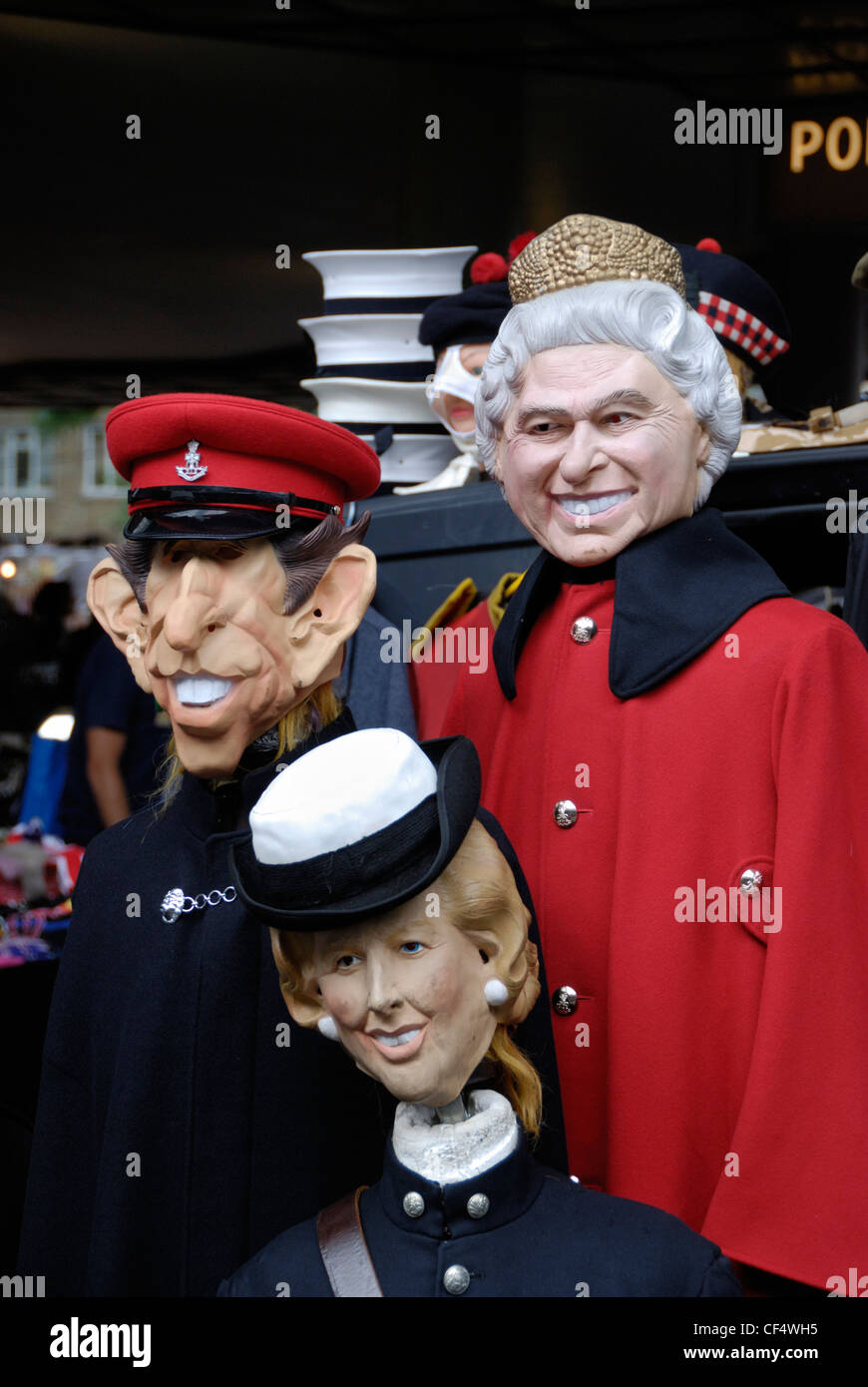 Caricature satirique de masques de la reine Elizabeth II, le Prince Charles et de l'ancien premier ministre Margaret Thatcher dans une échoppe de marché i Banque D'Images
