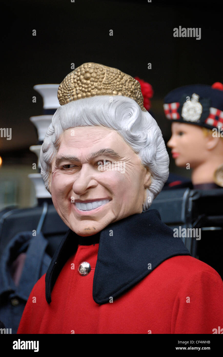 Masque caricature satirique de la reine Elizabeth II sur un étal du marché de Portobello Road. Banque D'Images