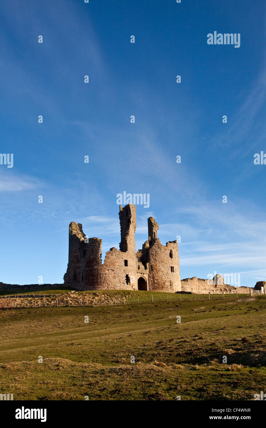 Le reste du château de Dunstanburgh, le plus grand château dans le Northumberland, construit au 14ème siècle. Banque D'Images