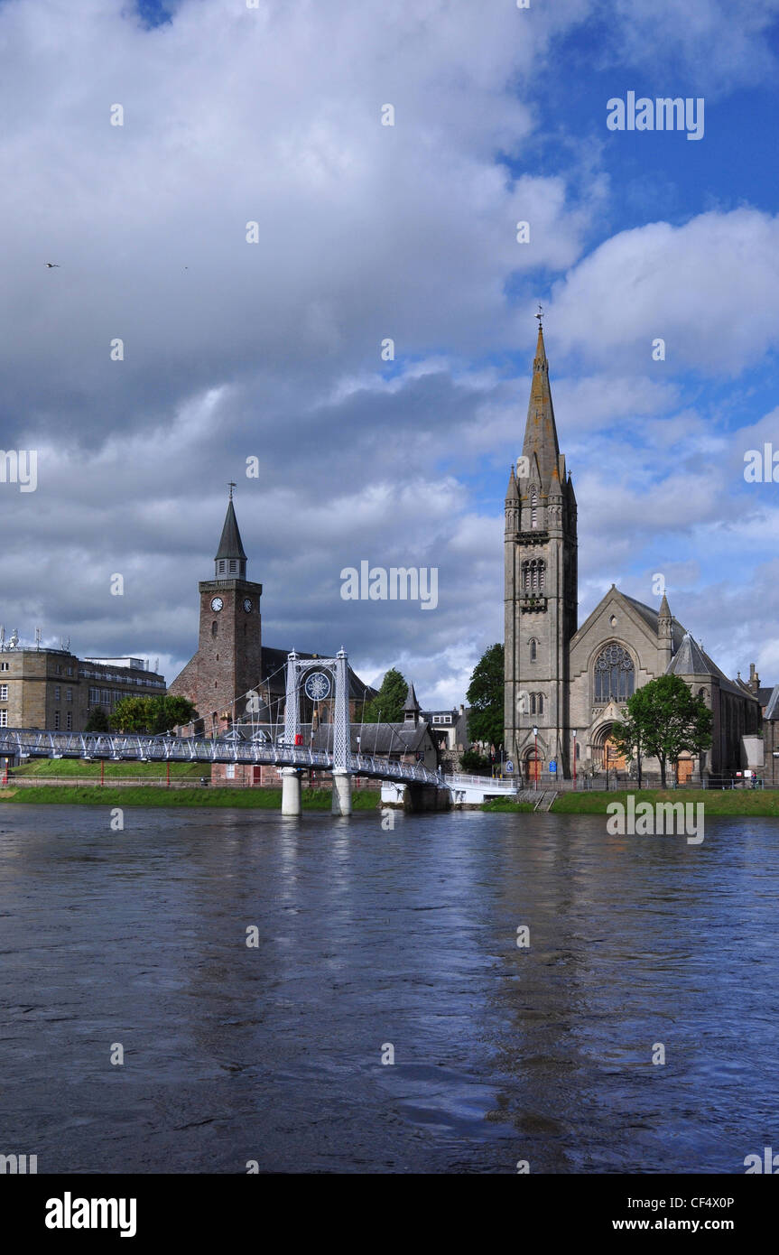 La vieille église haute, au nord de l'Église et pont suspendu sur la rivière Ness, Inverness, Écosse. Banque D'Images