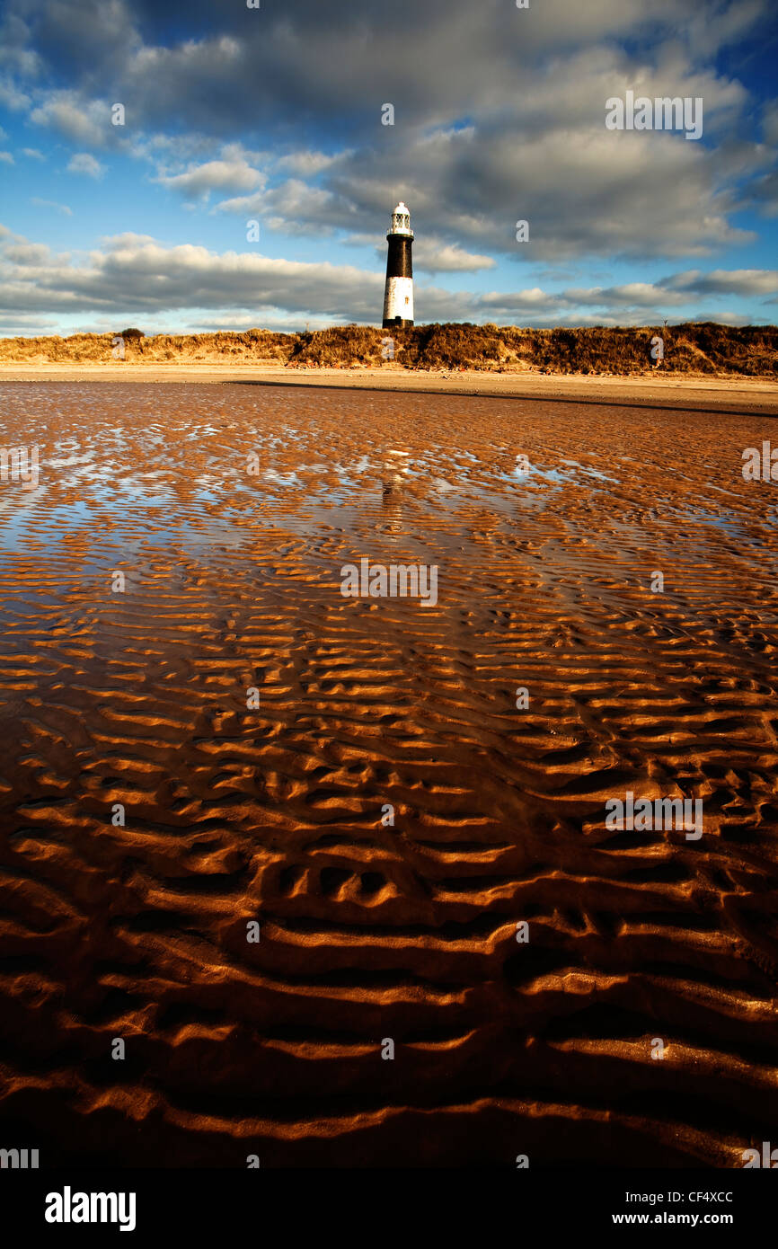 Le phare désaffecté à rejeter le point (Rejeter la tête) sur la rive nord de l'embouchure de l'estuaire de la Humber. Banque D'Images