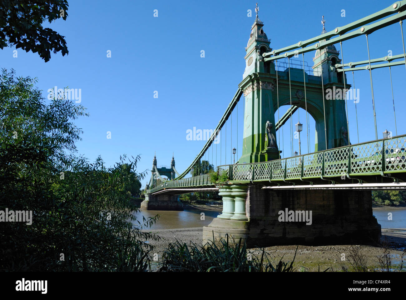 Hammersmith Bridge, construit en 1887, sur la Tamise reliant Barnes sur le côté sud de 75015 sur le côté nord. Banque D'Images