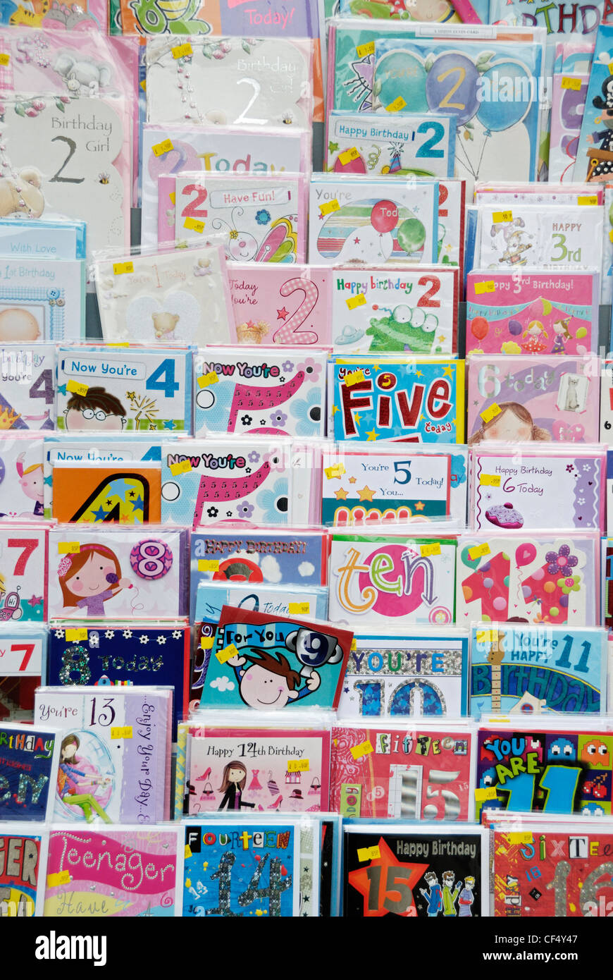 Un affichage des cartes d'anniversaire pour enfants à vendre dans un magasin. Banque D'Images