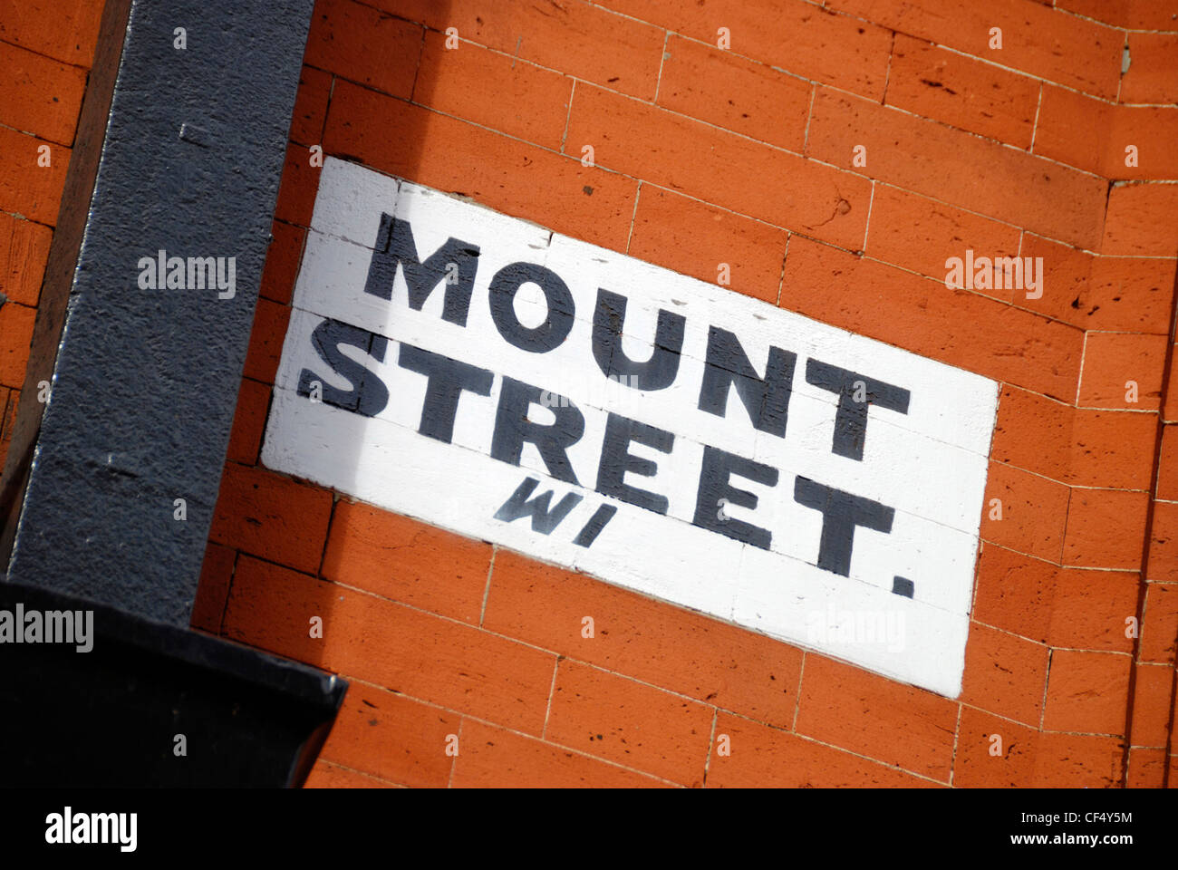 Mount Street W1 street sign peint sur le côté d'un immeuble dans le quartier de Mayfair. Banque D'Images