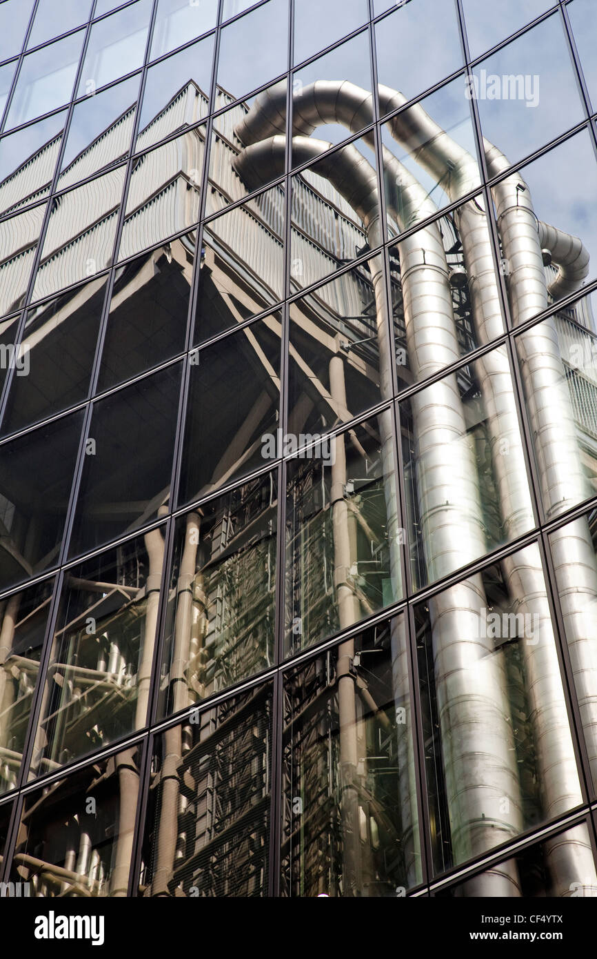 La Lloyds de Londres dans un bâtiment recouvert de verre immeuble de bureaux dans la ville de Londres. Banque D'Images