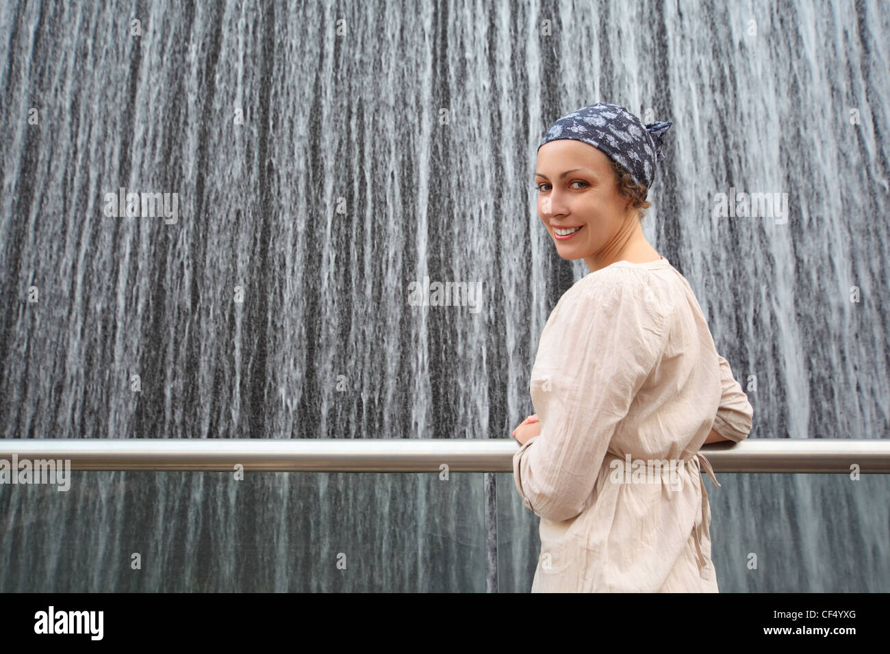 Jeune beauté femme en chemise blanche, debout près de grande fontaine et à l'arrière, moitié du corps Banque D'Images