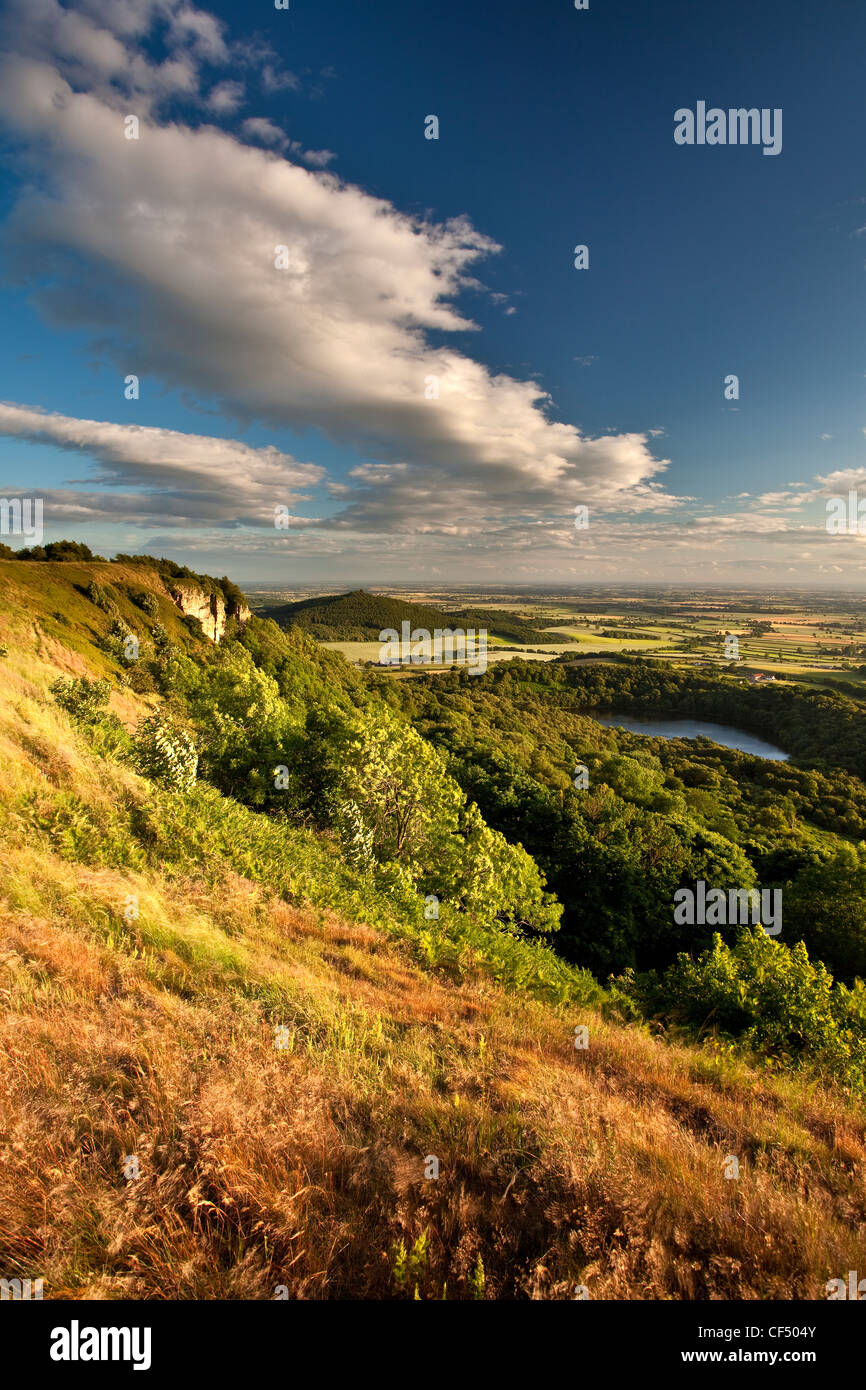 Whitestone Lake, Falaise et Gormire Hood Hill près de Sutton Bank. Banque D'Images