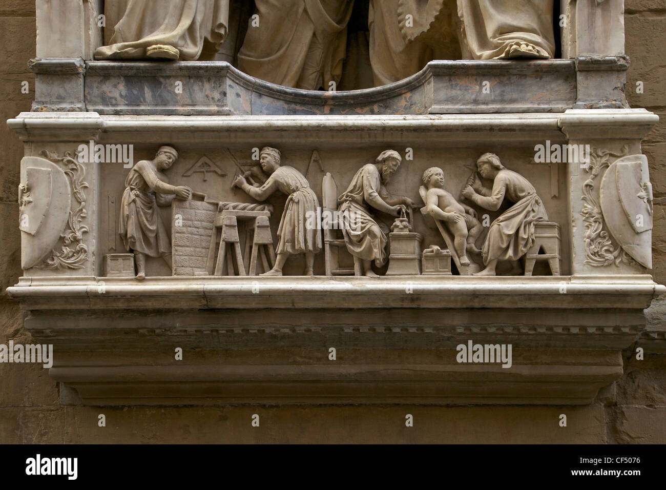 Maître Stonemasons, sculpteurs et sculpteurs, Bas-relief en marbre, 1408, extérieur d'Orsanmichele, Florence, Toscane, Italie, Europe Banque D'Images