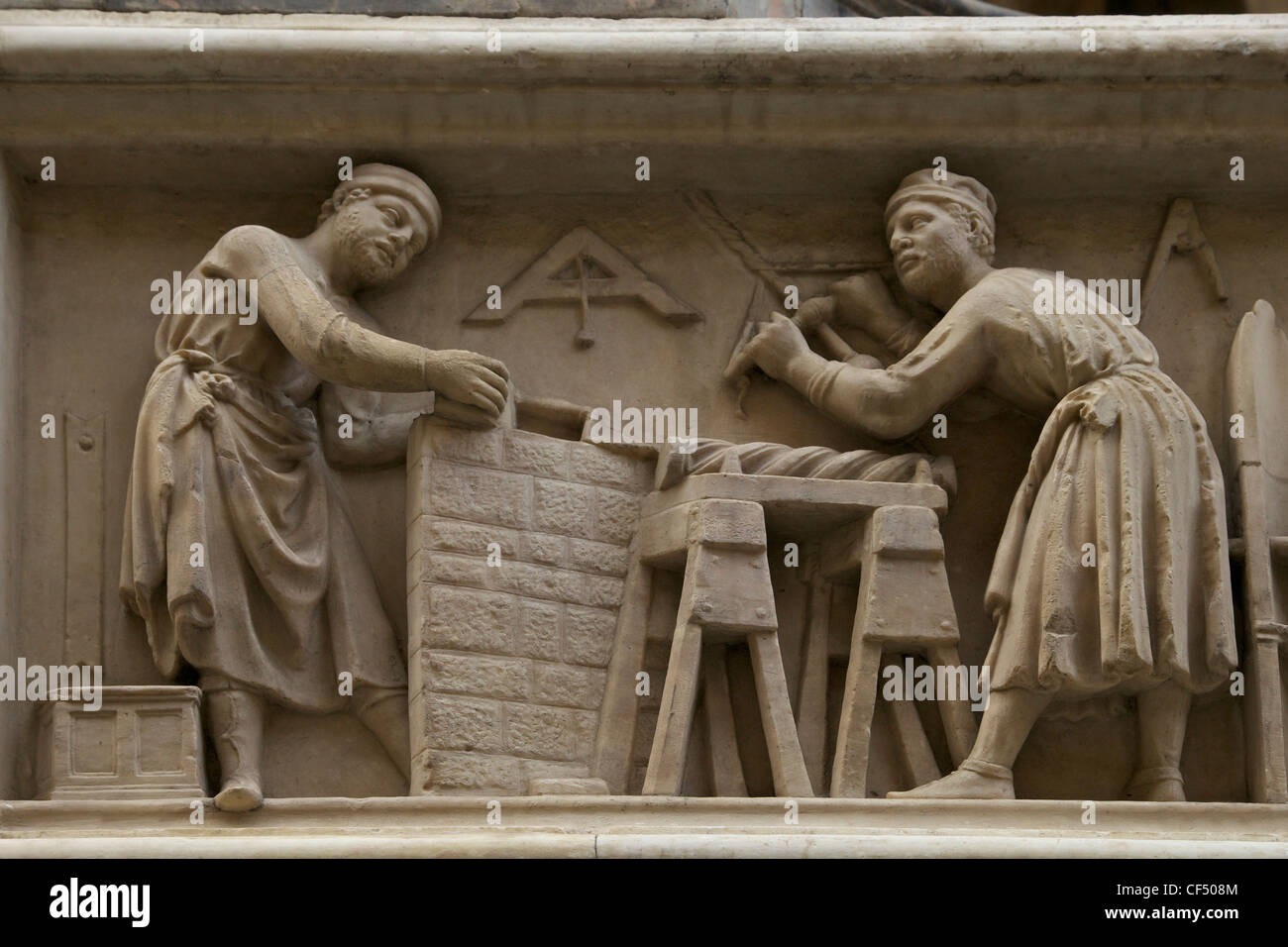 Charpentiers au travail, en frise en relief, l'extérieur du Palazzo Vecchio, Florence, Toscane, Italie, Europe Banque D'Images