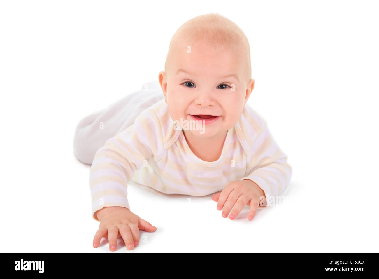 Bébé s'approche à quatre pattes, à la recherche et souriant. isolés. Banque D'Images