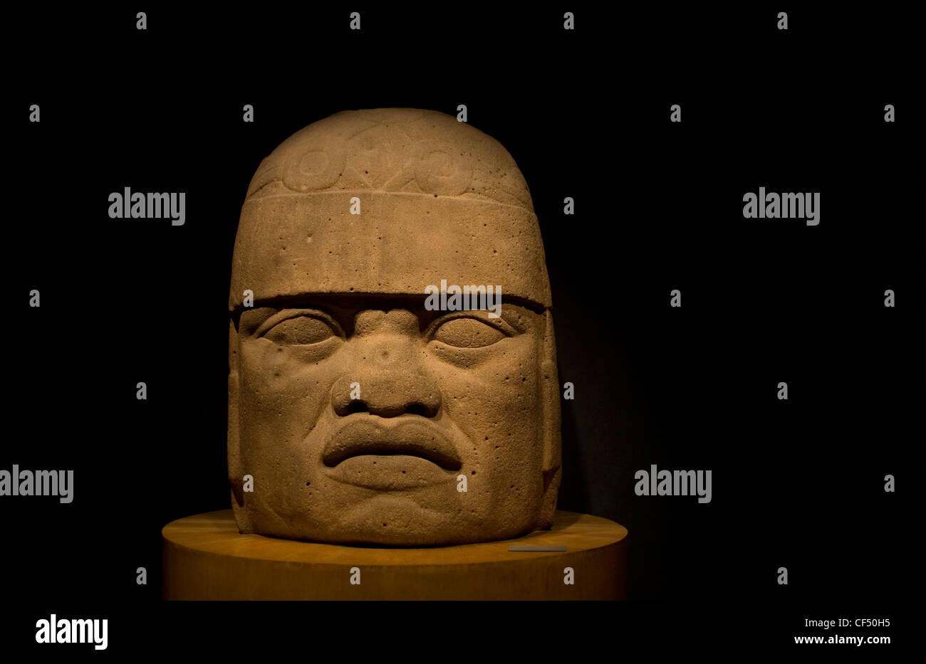 Une tête de pierre géant Olmèque est affiché dans le Musée National d'anthropologie de Mexico Banque D'Images