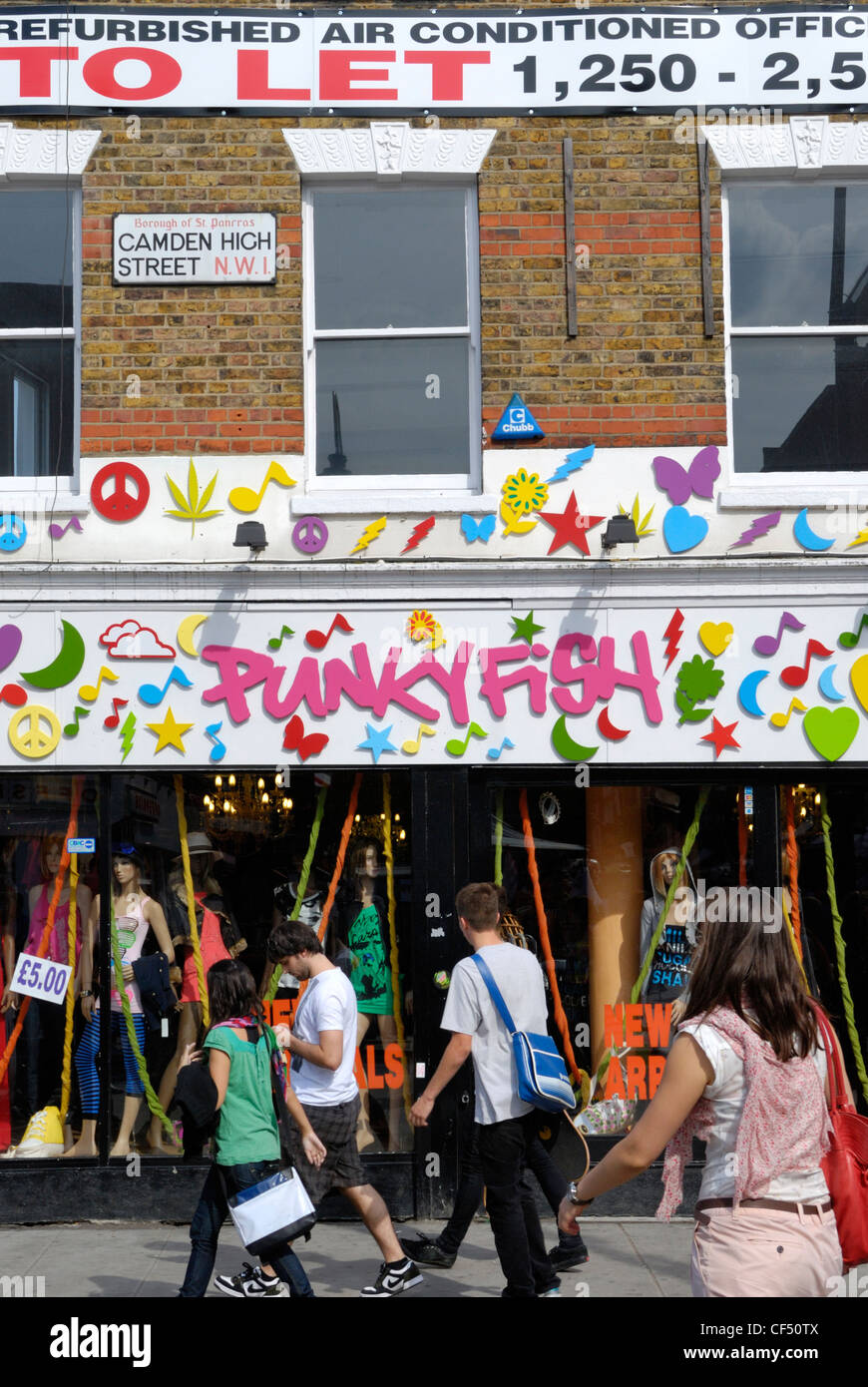 Façade colorée de Punkyfish magasin de vêtements à Camden High Street. Banque D'Images