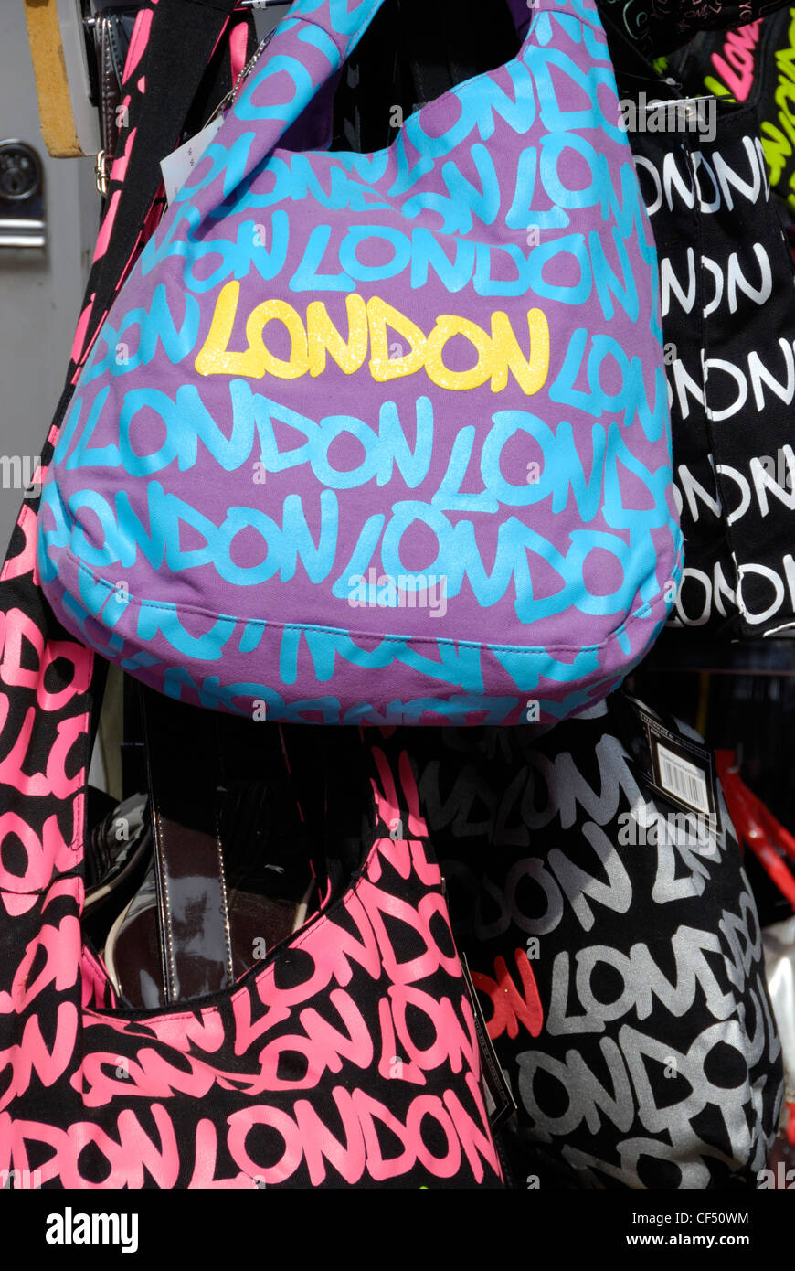 Sacs à main pour la vente avec le mot 'Londres' écrit sur eux. Banque D'Images