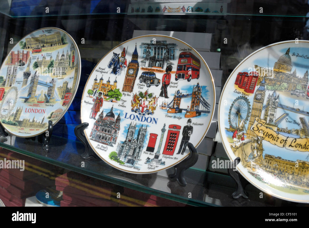 Plaques souvenirs de Londres sur l'affichage dans une vitrine. Banque D'Images