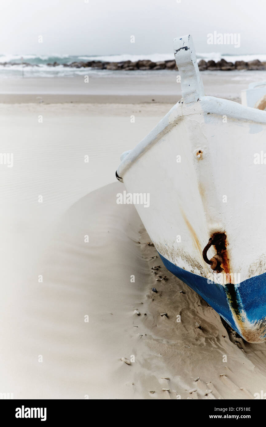 Israël, Tel Aviv, Boat on beach Banque D'Images