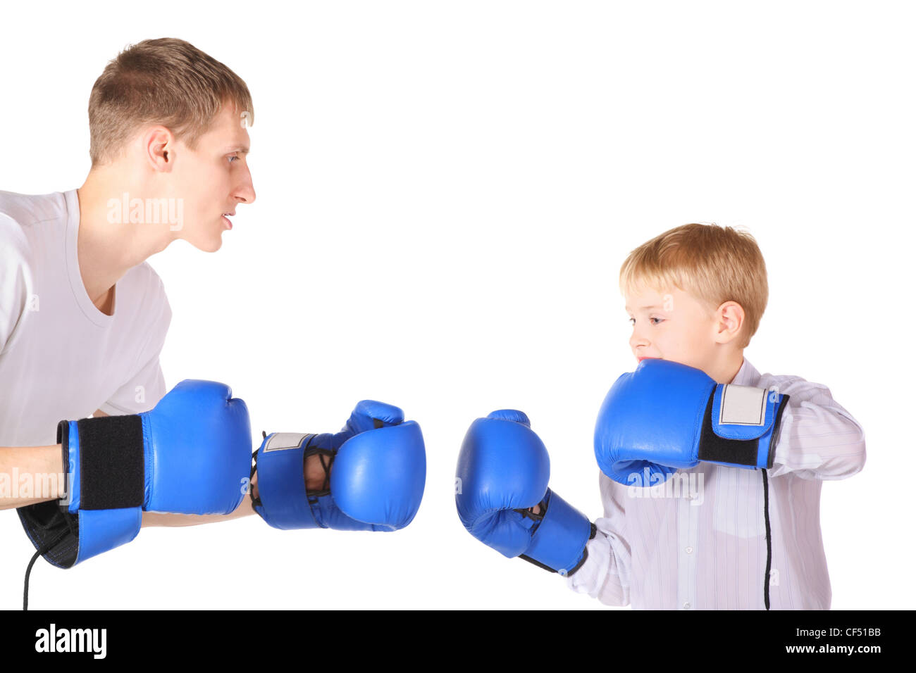 Père et son fils est la boxe avec des gants de boxe. isolés. Banque D'Images