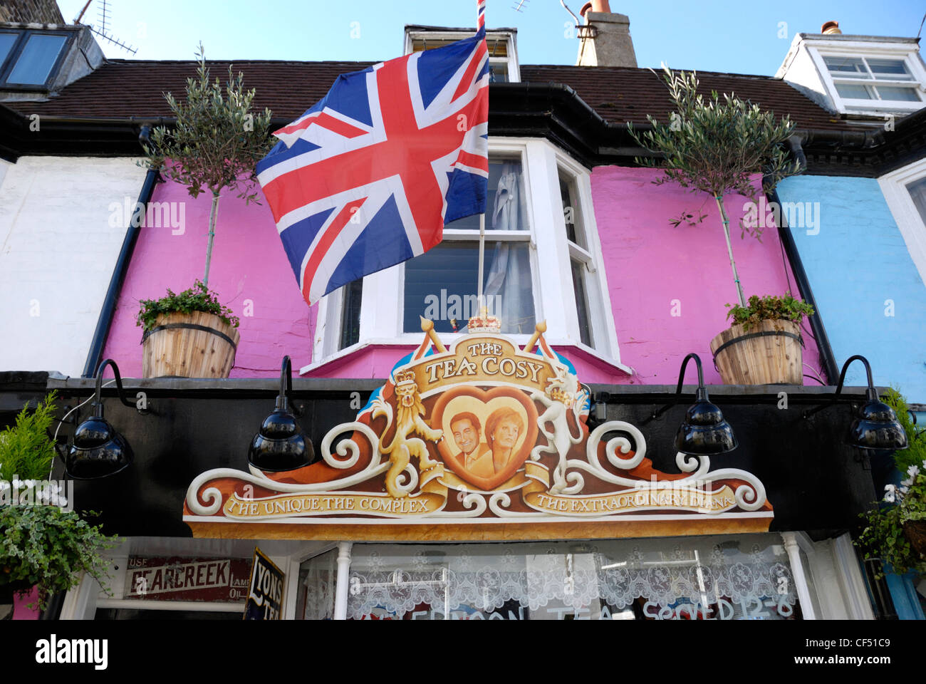 Un drapeau de l'Union à l'extérieur de la Théière de thé à Brighton, dédié à la mémoire de la princesse Diana. L'étiquette de thé inc Banque D'Images