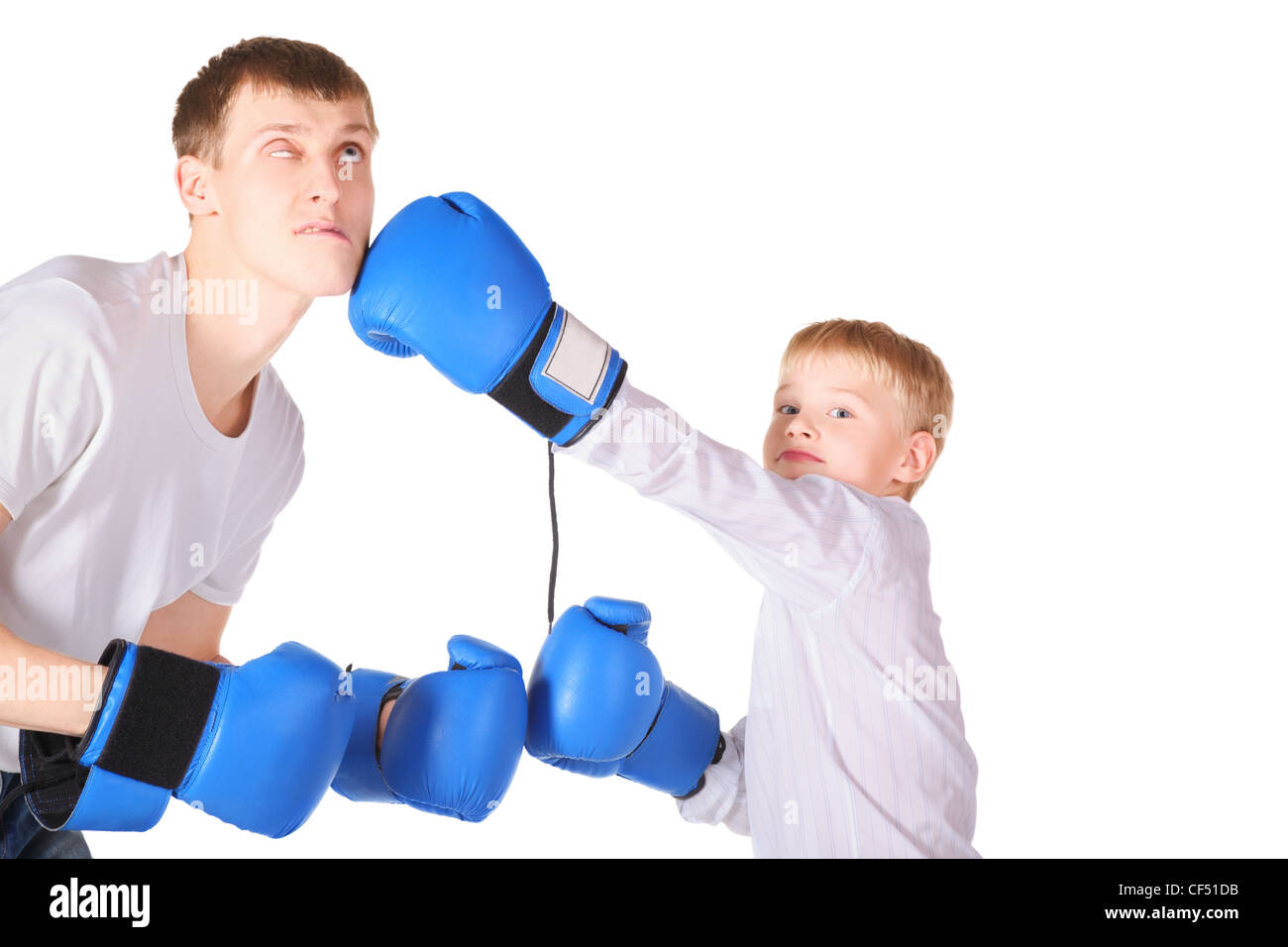 Père et son fils est la boxe avec des gants de boxe. boy est de donner une gifle à la face du père. Banque D'Images