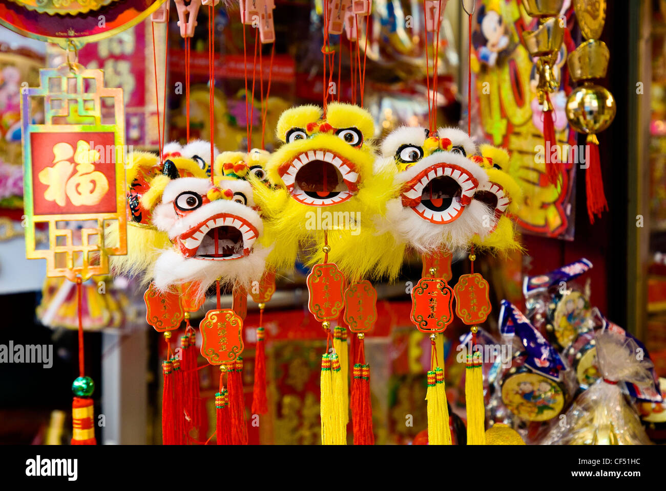 Boutique de souvenirs dans le quartier chinois, la ville de New York, vend des marionnettes chinoises. Banque D'Images