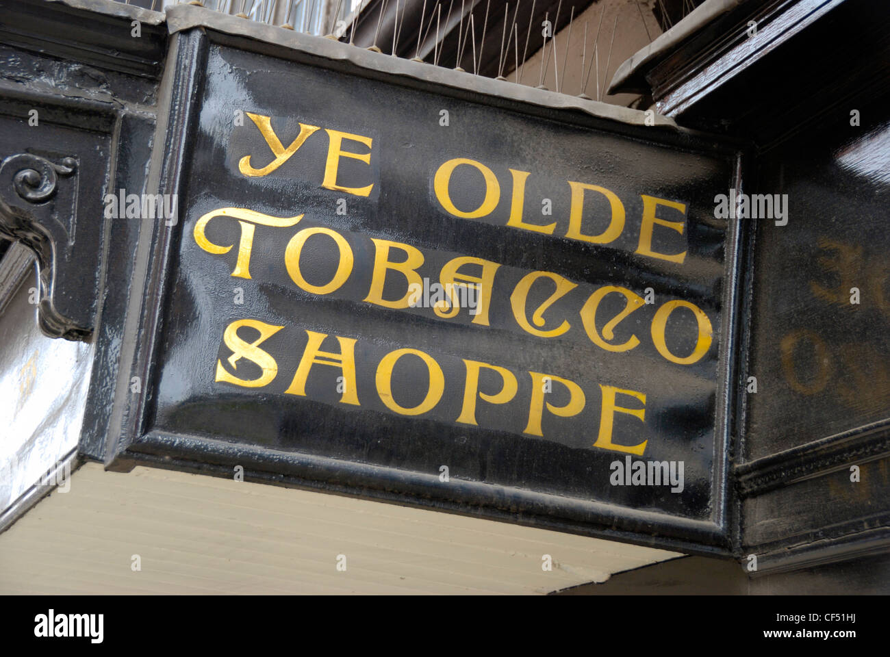 Ye Olde Shoppe du tabac affiche à l'extérieur de Staple Inn, un bâtiment classé du 16ème siècle à High Holborn. Le bâtiment est le dernier survivi Banque D'Images