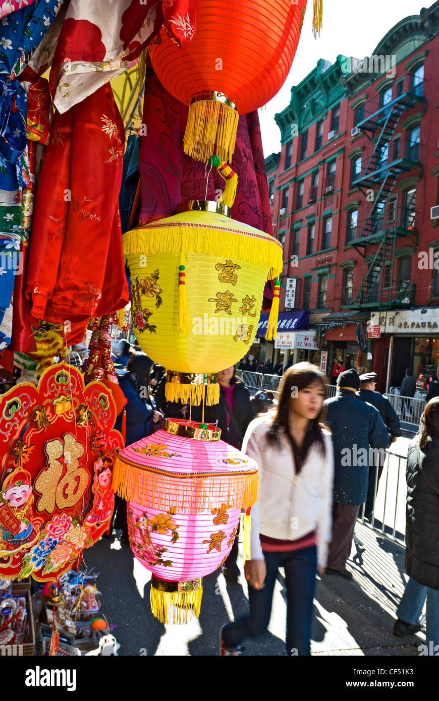 Magasin de souvenirs sur Mott Street dans le quartier chinois, la ville de New York, vend des lanternes chinoises. Banque D'Images