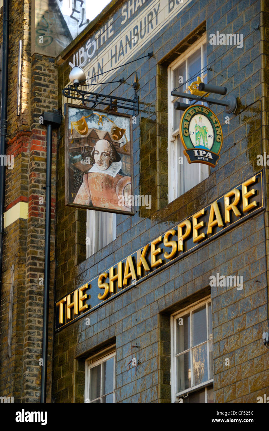 Le public de Shakespeare house à Bethnal Green Road. Banque D'Images