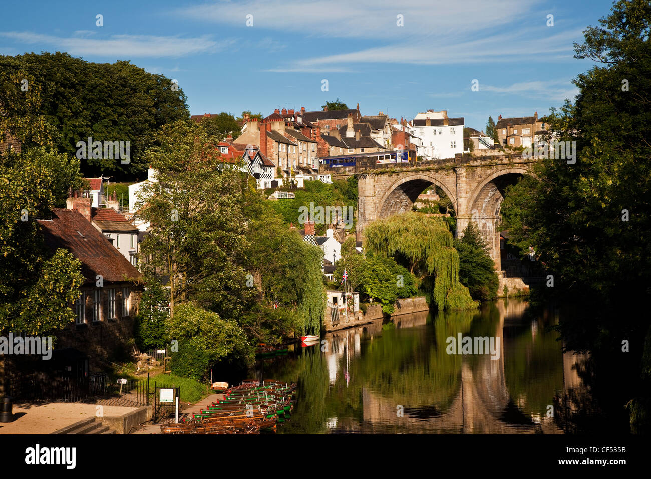 Location de bateaux à rames sur la rivière Nidd. Le Viaduc de Knaresborough, construit en 1851 pour transporter le trafic sur la rampe victorienne Nidd Banque D'Images