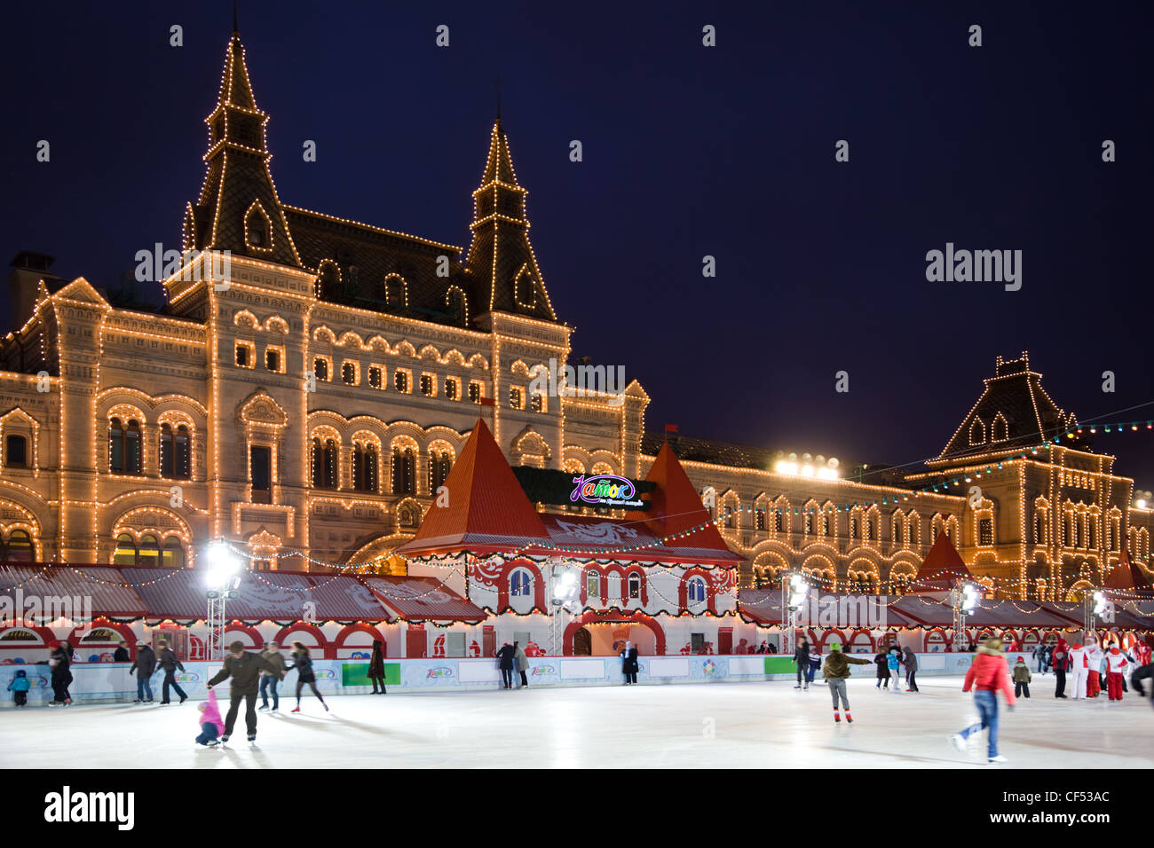 Patinoire de patinage sur la place Rouge à Moscou dans la nuit. Maison de commerce de gomme Banque D'Images