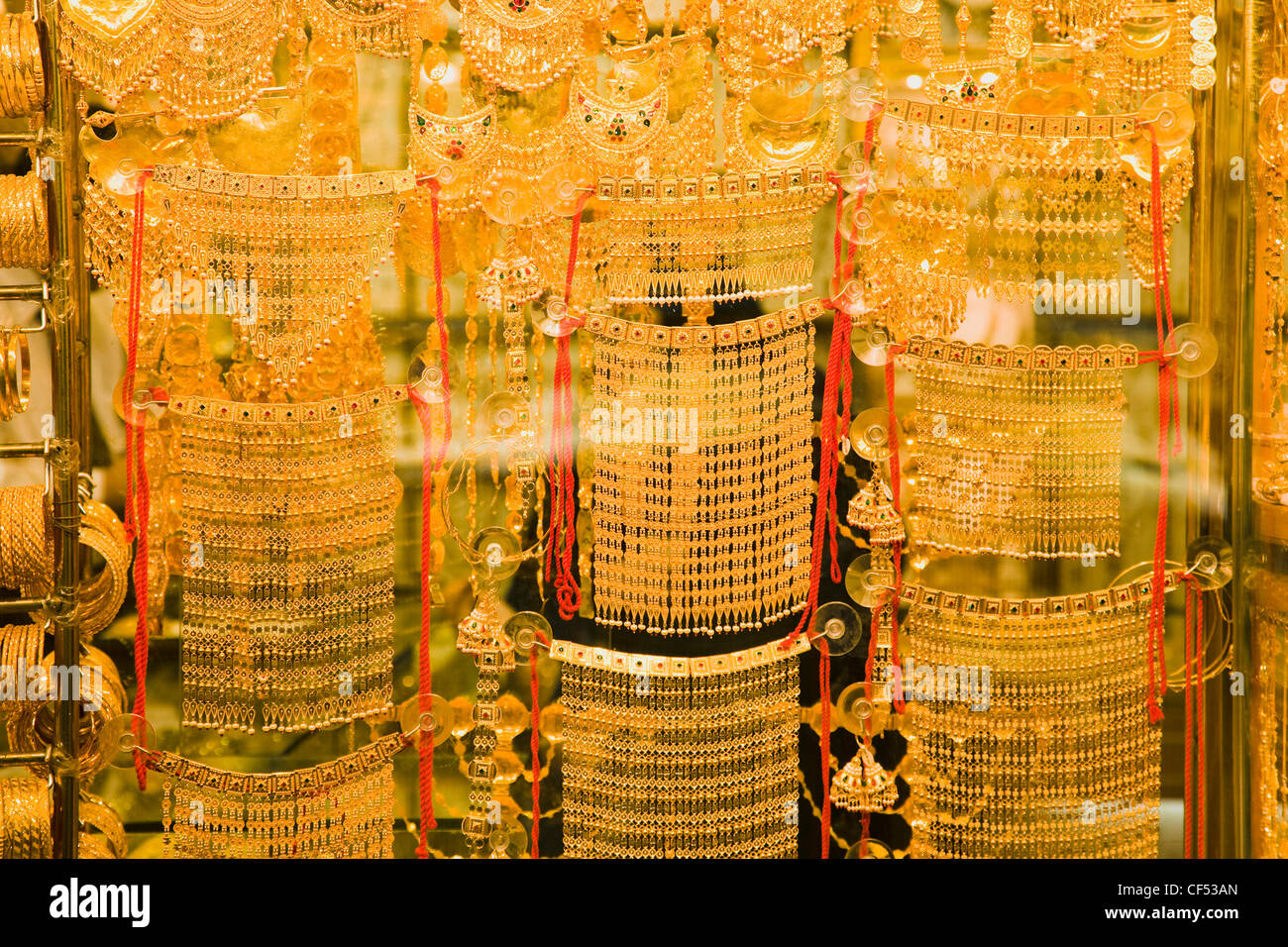 Émirats arabes unis, État du Golfe, Dubaï, l'or en bijoux boutique afficher la fenêtre à Deira Gold Souk. Banque D'Images