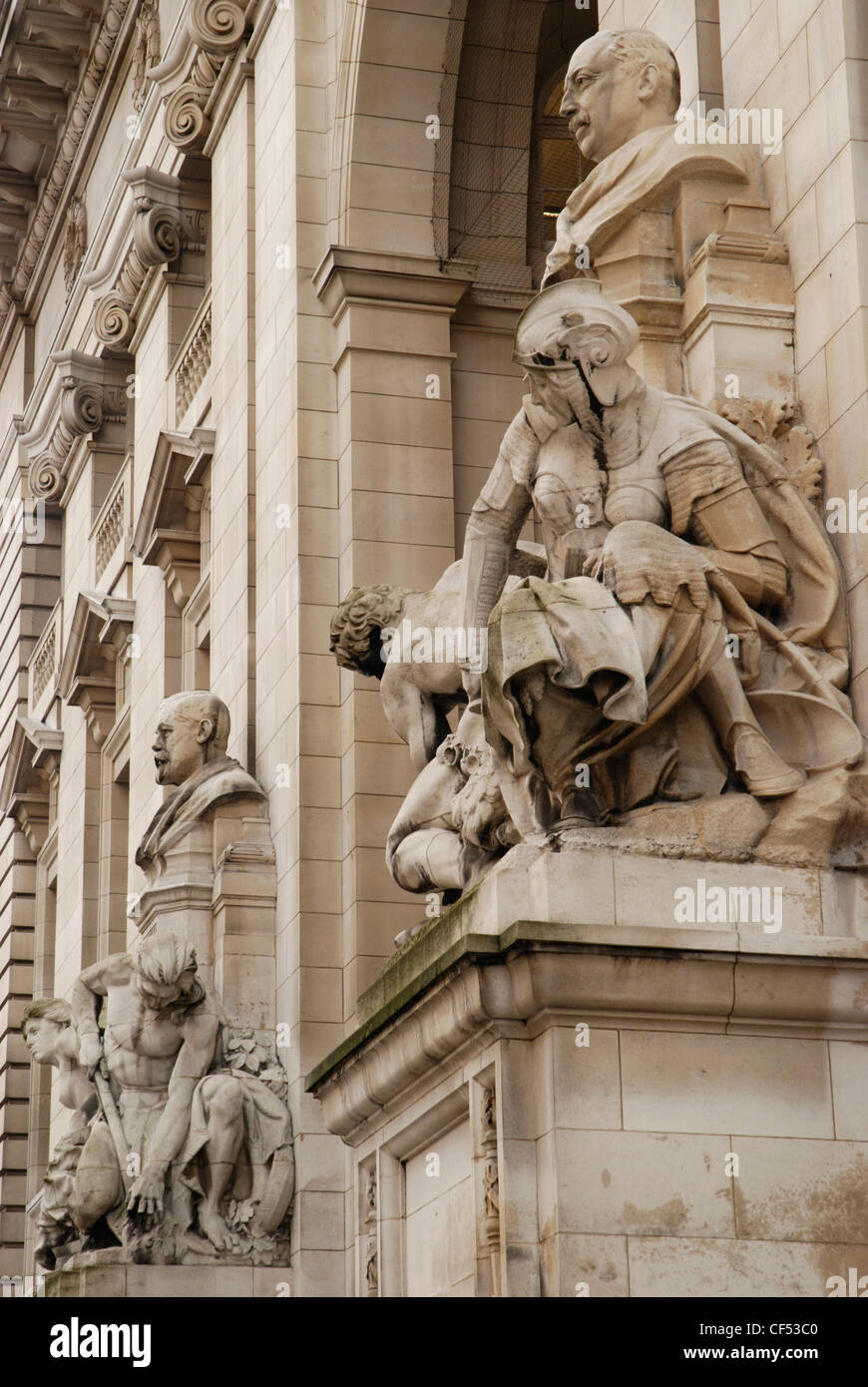 Statues sur la façade de l'immeuble victorien à l'Imperial College of Science, Technology and Medicine de Londres. Banque D'Images
