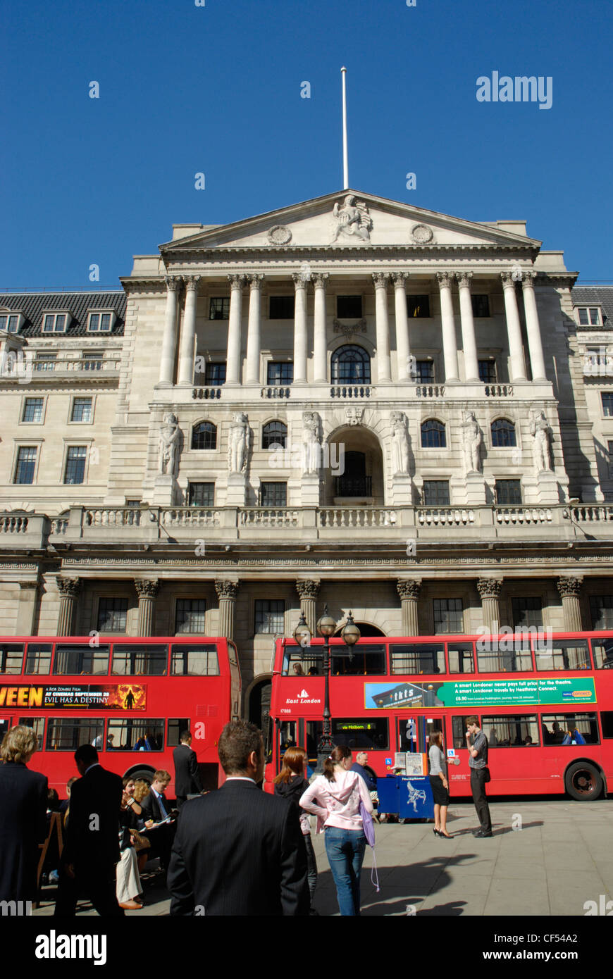 Red double deckers et les employés de bureau à l'avant de la Banque d'Angleterre à Threadneedle Street. Banque D'Images