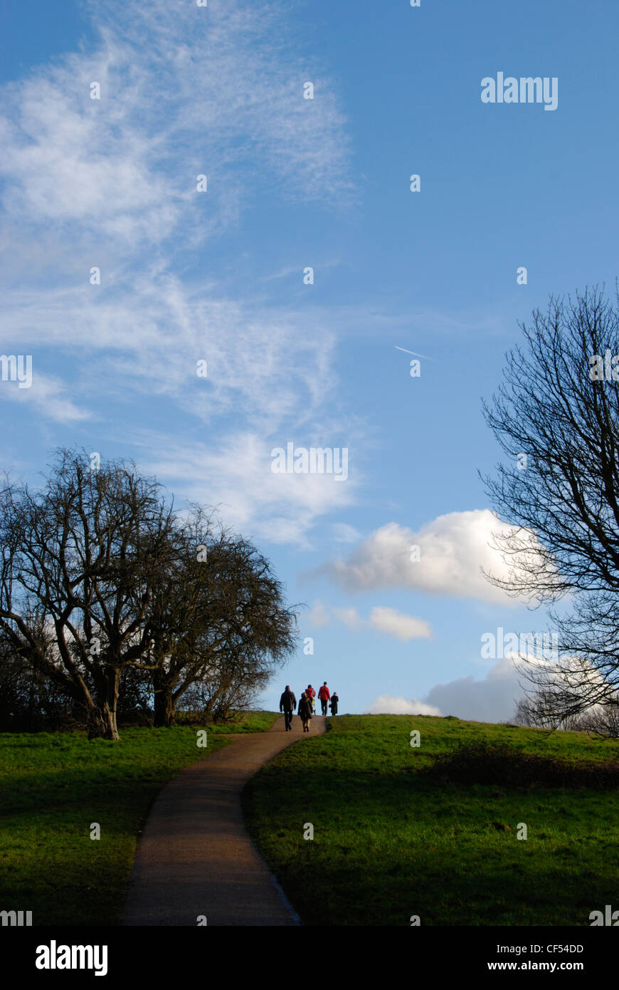 Les gens se promener sur la Colline du Parlement à Hampstead Heath à Londres. Banque D'Images