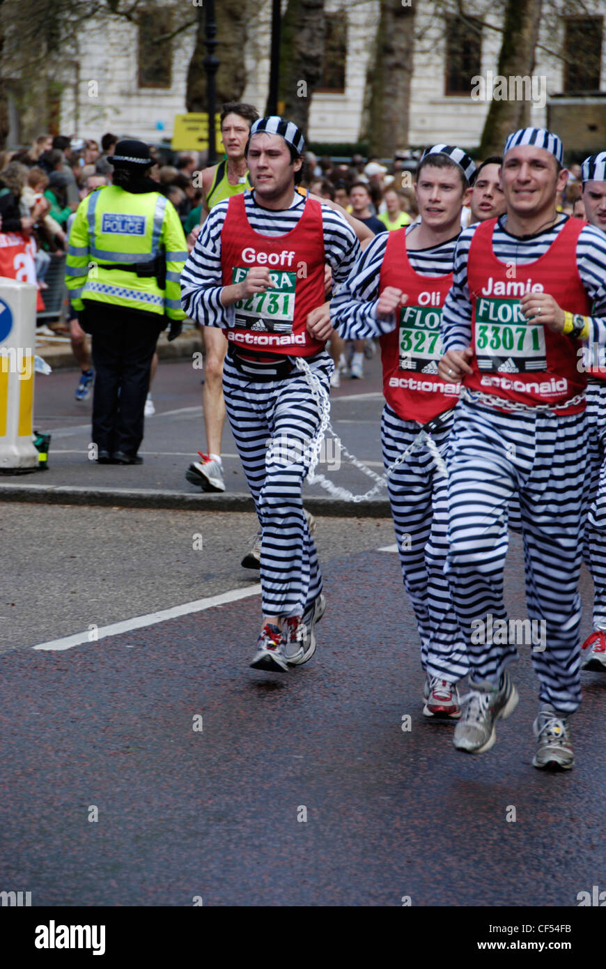 Porteur habillés comme des prisonniers enchaînés dans le Marathon de Londres 2008. Banque D'Images