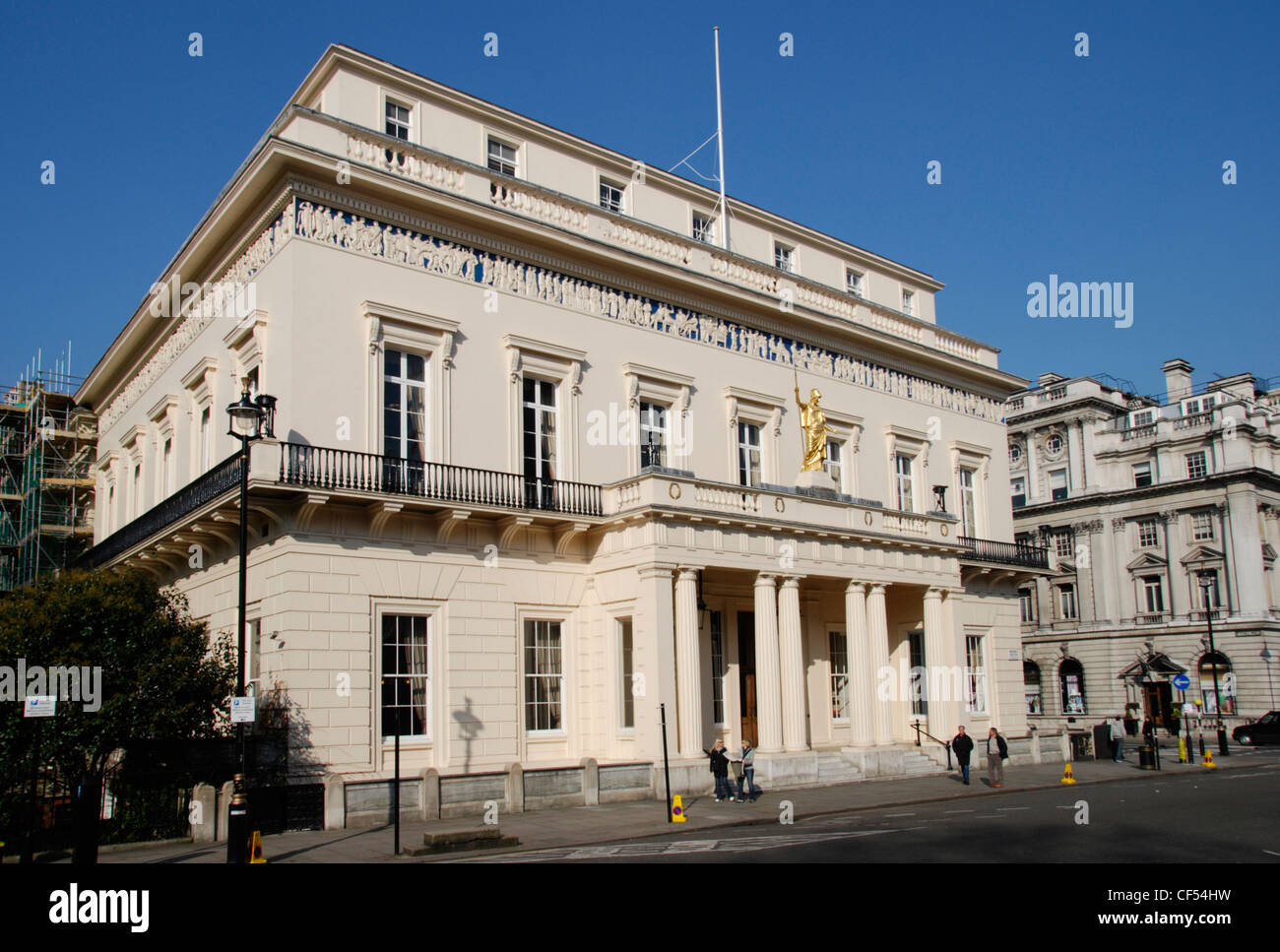 Vue extérieure de l'entrée de l'Athenaeum Club à Waterloo Place à Londres. Banque D'Images