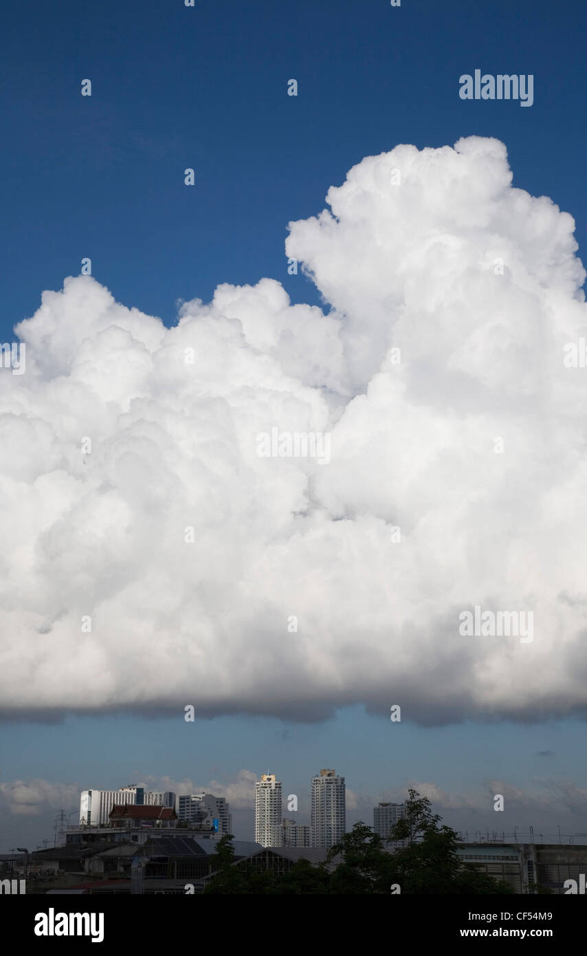 Thaïlande, Bangkok, Cumulonimbus formation au-dessus de la zone centrale de la capitale. Banque D'Images