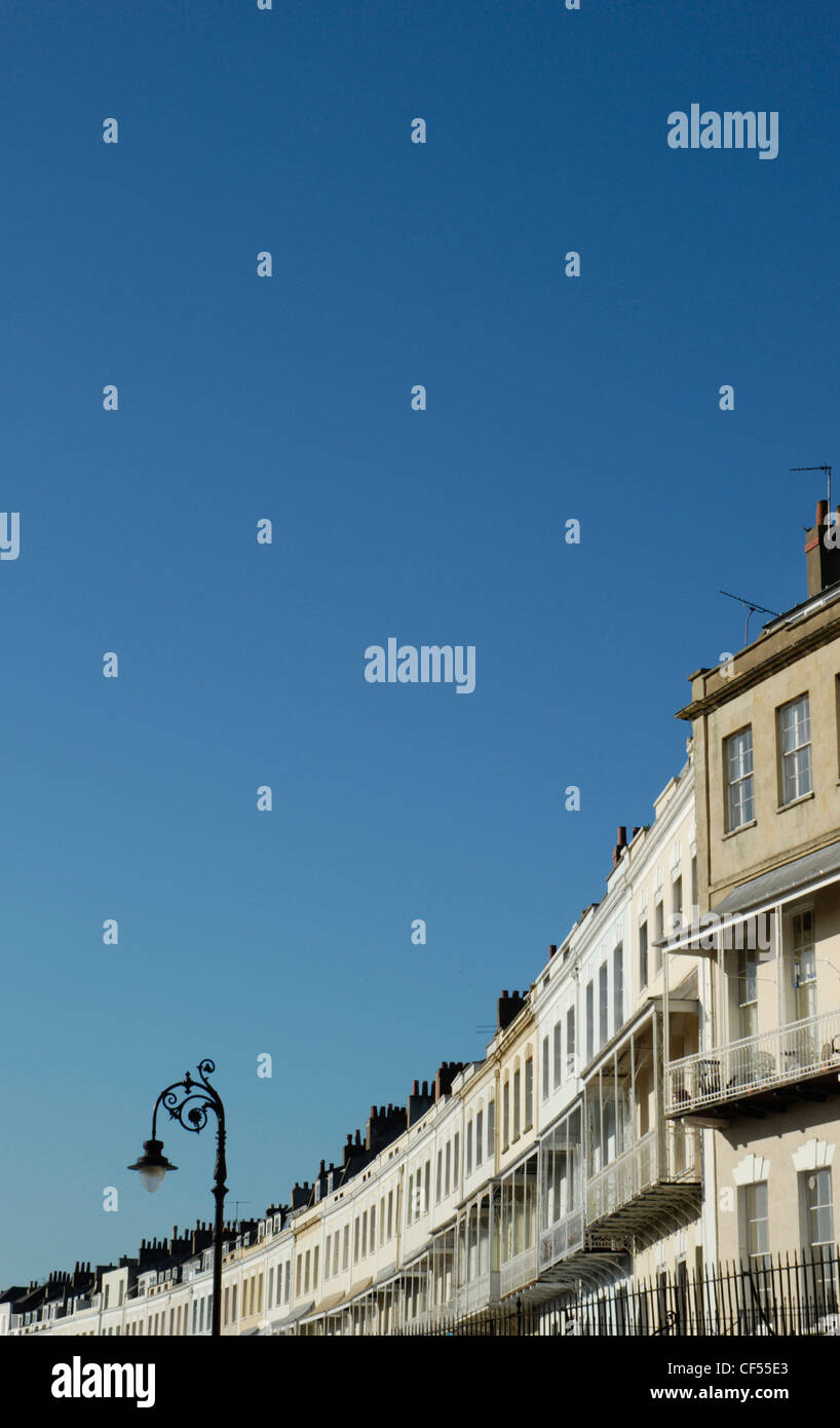 Un ciel bleu derrière la moitié supérieure du Royal York Crescent à Clifton. Banque D'Images