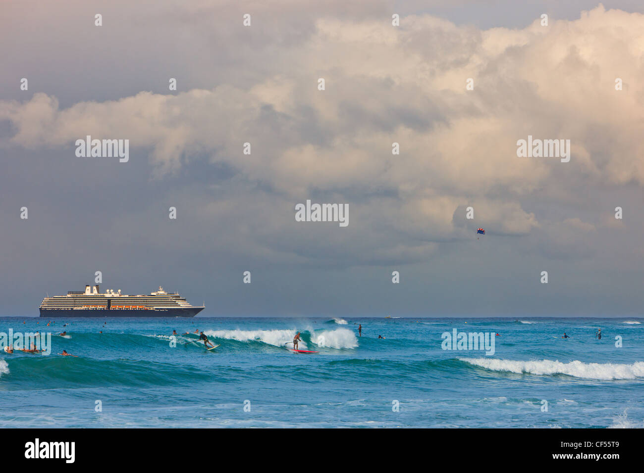Les surfeurs et Holland America Line à la célèbre plage de Waikiki, Honolulu, Oahu, Hawaii Banque D'Images