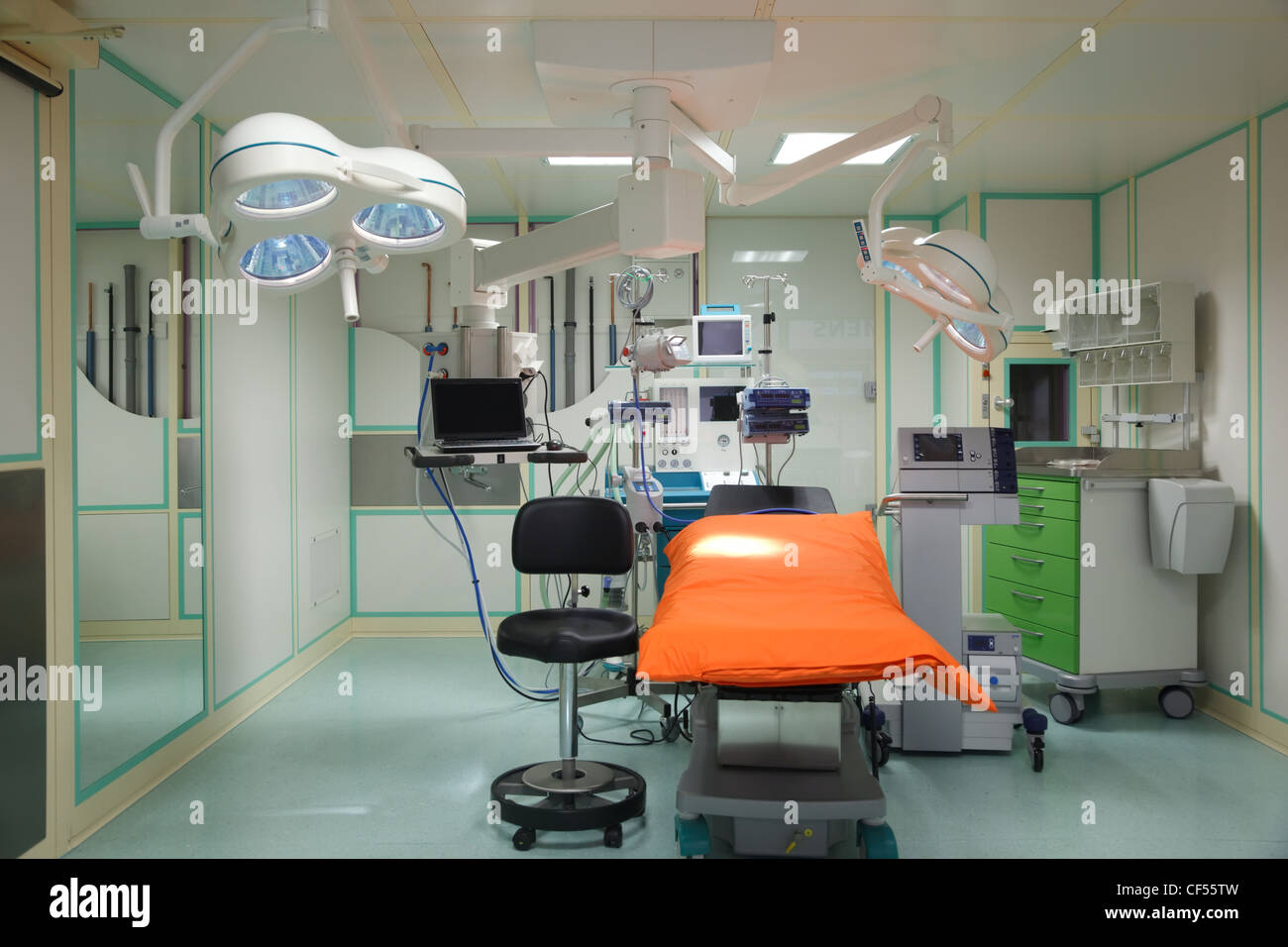 L'équipement pour la salle d'opération. Lampes spéciales, de surveiller et de bureau. Banque D'Images