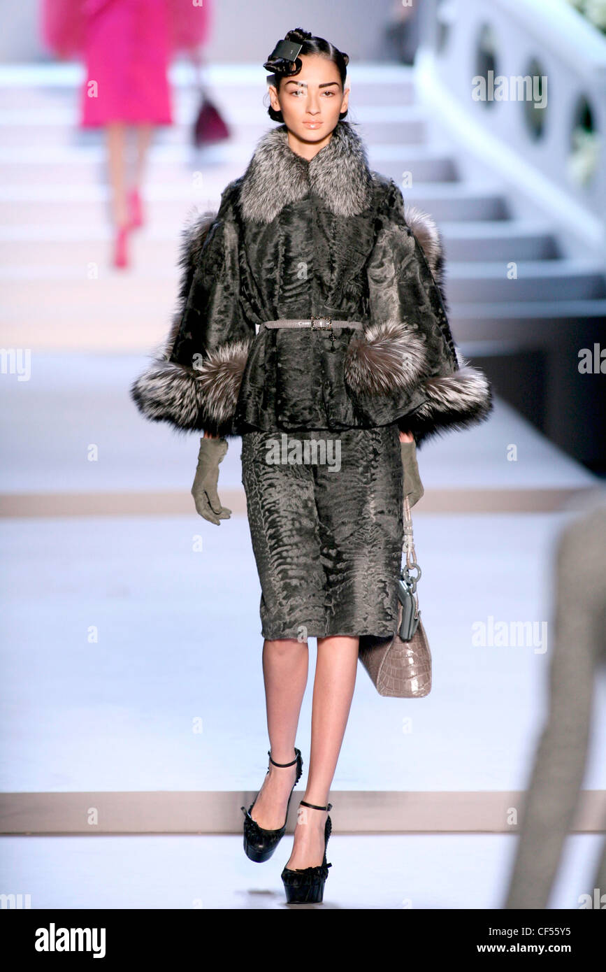 Christian Dior Paris Prêt à Porter Automne Hiver fourrure gris Model  wearing jacket Col et poignets de fourrure fourrure chaussures noires sur  la jupe Photo Stock - Alamy