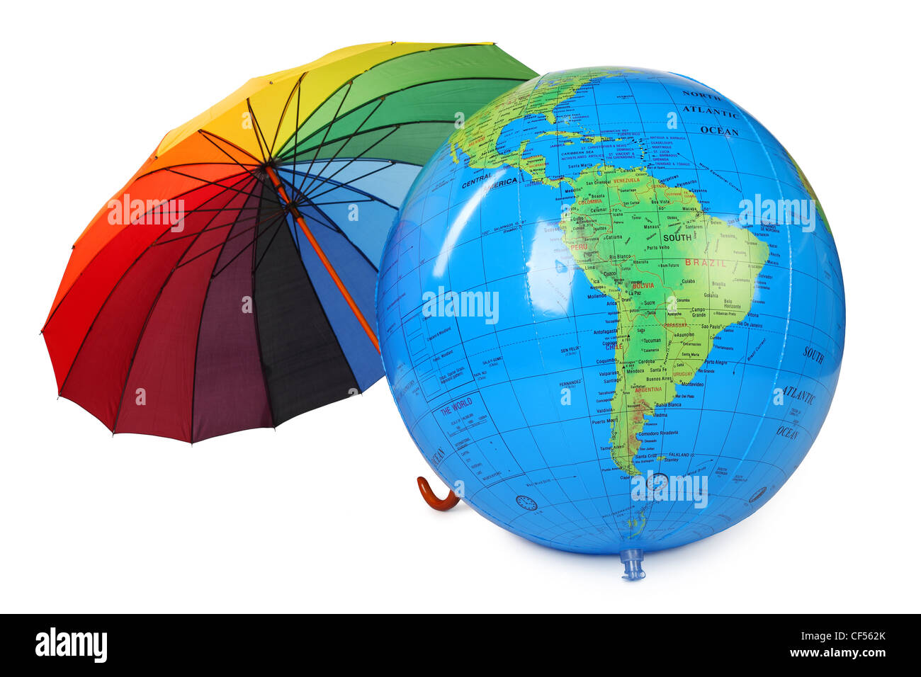 Grand globe gonflable et parapluie colorés isolé sur fond blanc Banque D'Images