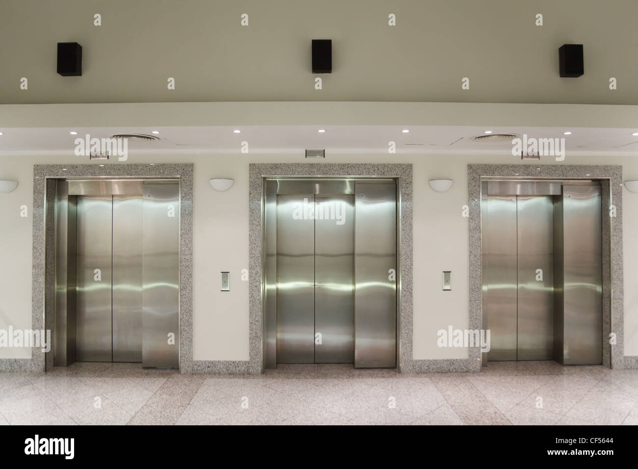 Trois portes de l'ascenseur dans le couloir du bâtiment de bureaux Banque D'Images