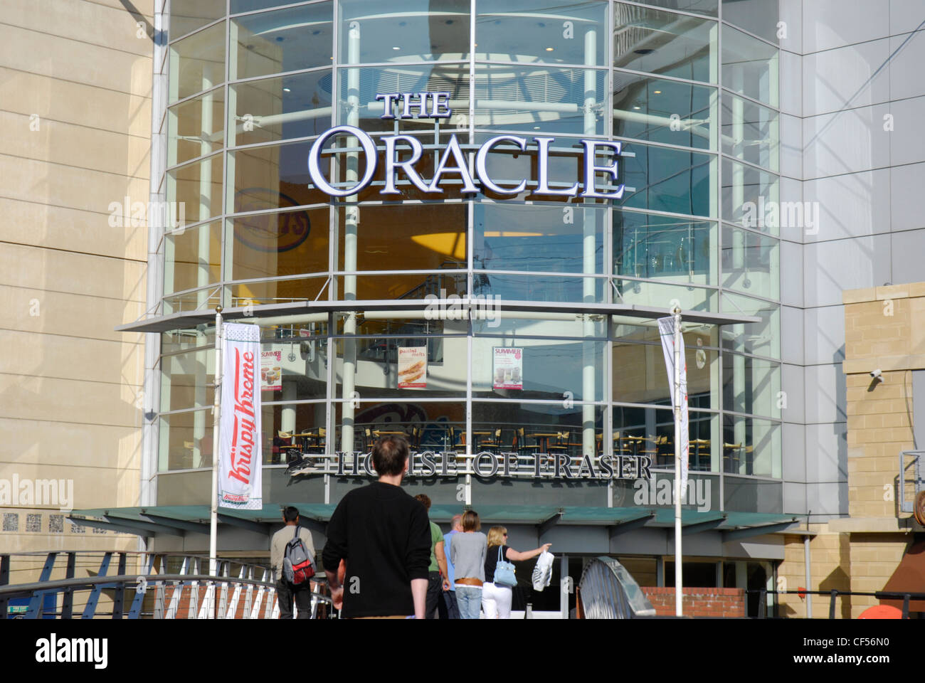 La façade en verre et entrée de la centre commercial Oracle à Reading. Banque D'Images